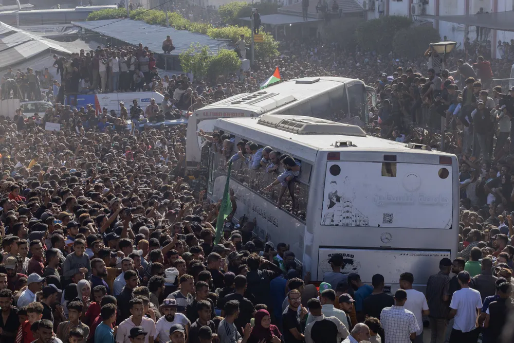 Chùm ảnh: Xúc động ngày trở về của con tin Israel, tù nhân Palestine