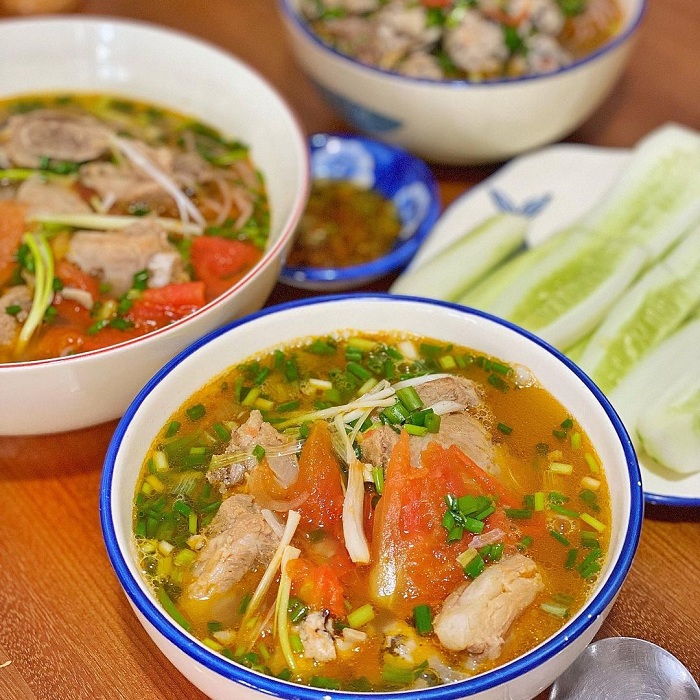 Đến đường Chùa Láng, bạn nên thử qua món bún sườn chua thơm ngon