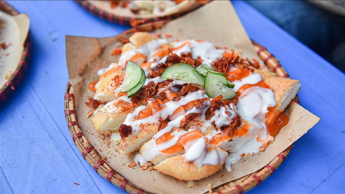 Bánh mì muối ớt cũng là món ngon hấp dẫn ở Chùa Láng