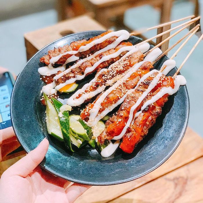 Đến Chùa Láng, bạn nên thử món thịt xiên nướng hấp dẫn