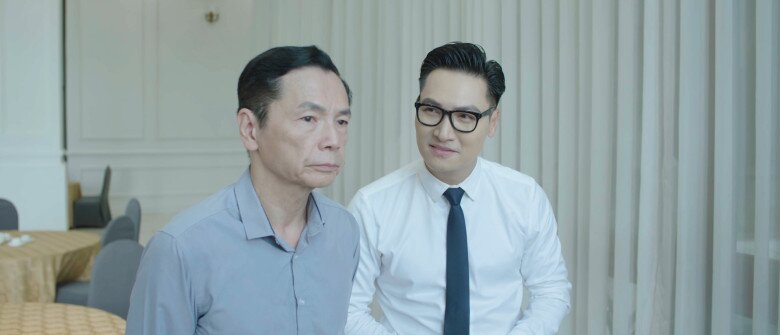 Mạnh Trường trong một cảnh quay cùng NSND Trung Anh phim Lằn Ranh.