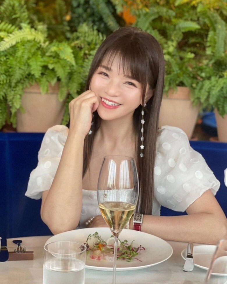 Làm việc trong lĩnh vực thẩm mỹ, Chizuru Okuda hiểu rõ cách chăm sóc làn da và duy trì vẻ đẹp tự nhiên của mình.