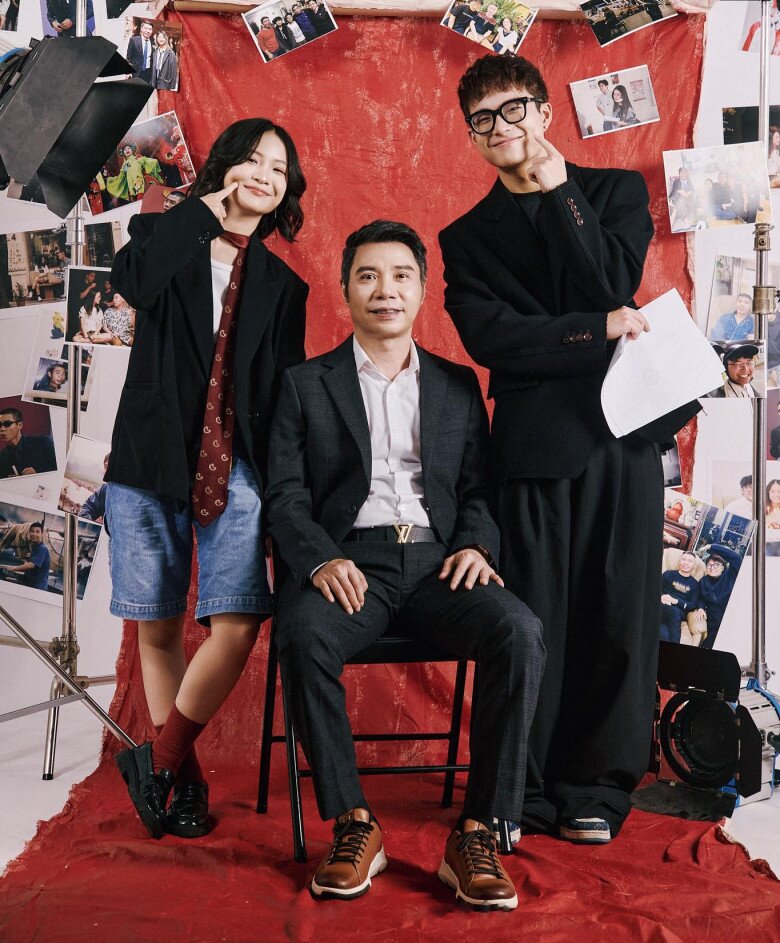 NSND Công Lý chụp ảnh bên 2 con.