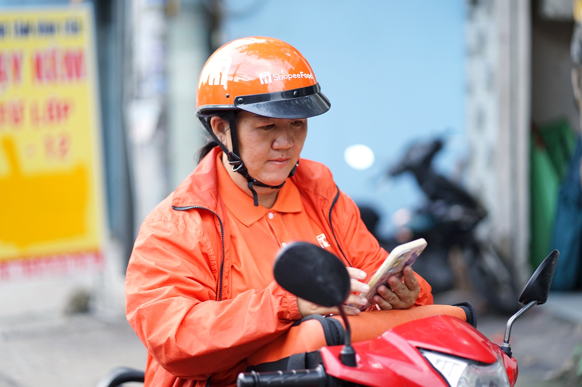 Phía sau đôi bàn tay "hai màu" của người mẹ shipper: "Lúc anh ấy mất, chị mang bầu 2 tháng…" - Ảnh 3. Phía sau đôi bàn tay "hai màu" của người mẹ shipper: "Lúc anh ấy mất, chị mang bầu 2 tháng…" - Ảnh 3.