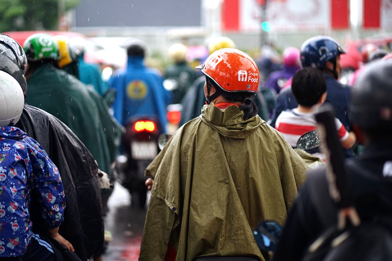 Phía sau đôi bàn tay "hai màu" của người mẹ shipper: "Lúc anh ấy mất, chị mang bầu 2 tháng…" - Ảnh 4. Phía sau đôi bàn tay "hai màu" của người mẹ shipper: "Lúc anh ấy mất, chị mang bầu 2 tháng…" - Ảnh 4.