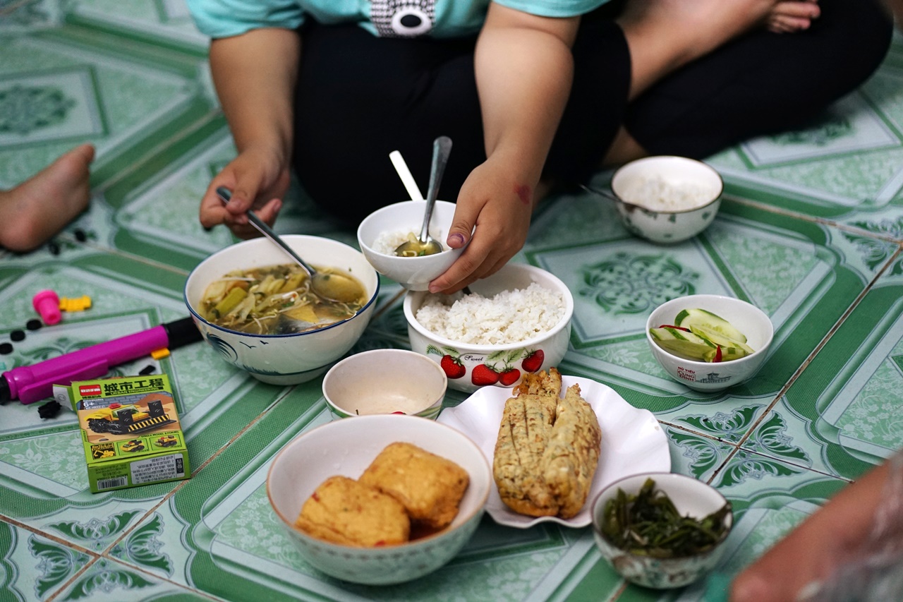 Phía sau đôi bàn tay "hai màu" của người mẹ shipper: "Lúc anh ấy mất, chị mang bầu 2 tháng…" - Ảnh 7. Phía sau đôi bàn tay "hai màu" của người mẹ shipper: "Lúc anh ấy mất, chị mang bầu 2 tháng…" - Ảnh 7.