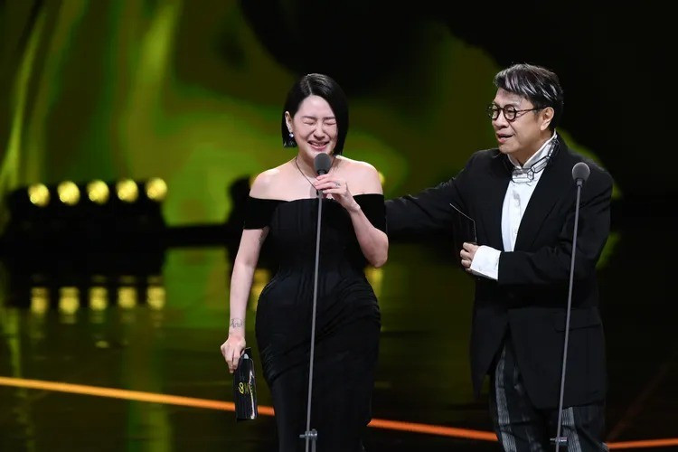 Em gái mang theo tro cốt Từ Hy Viên - Ảnh 2.