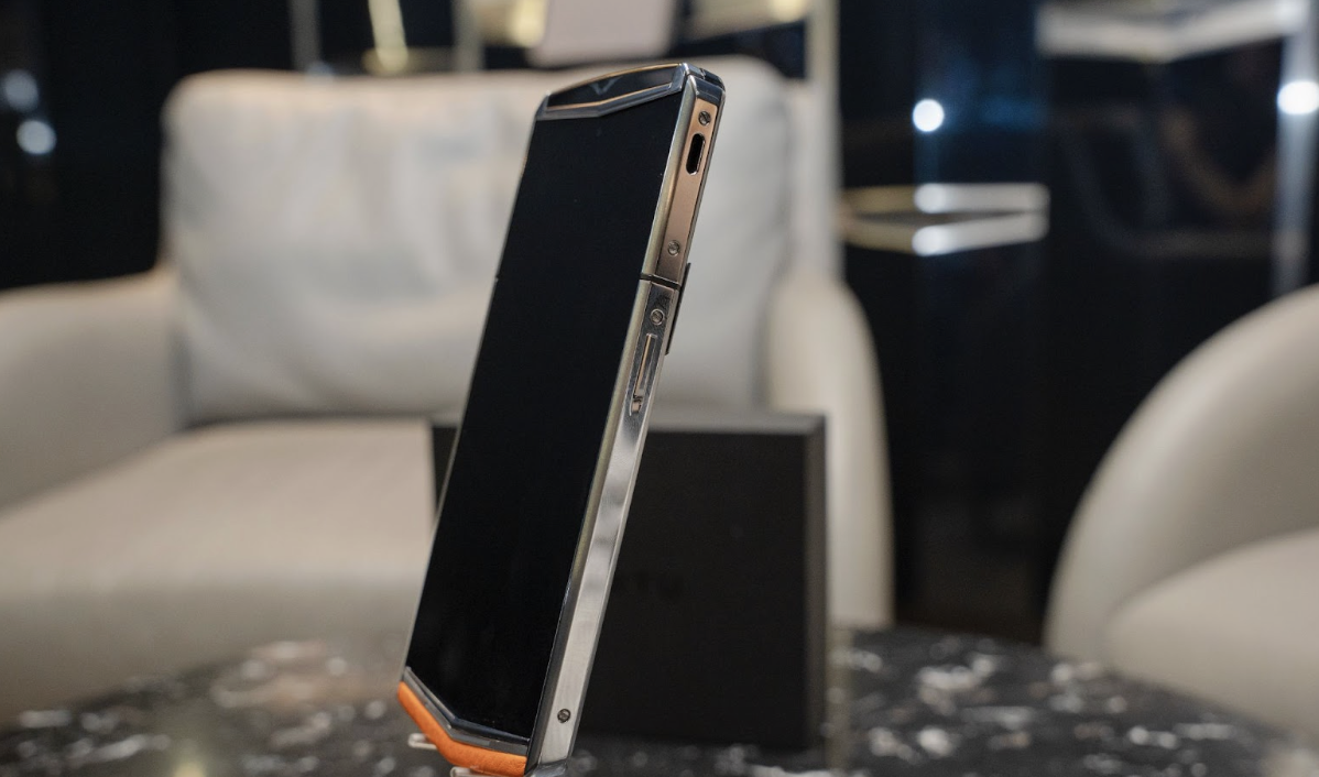 Vertu trình làng Agent Q: chiếc điện thoại được chế tác như một tác phẩm nghệ thuật - Ảnh 2.