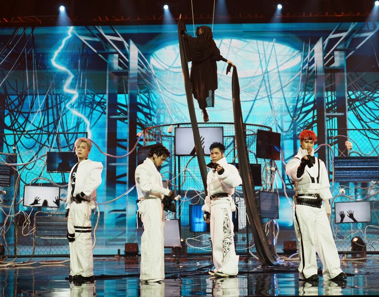 Sân khấu của đội B Ray khiến khán giả hồi tưởng về âm nhạc của những năm 2000.