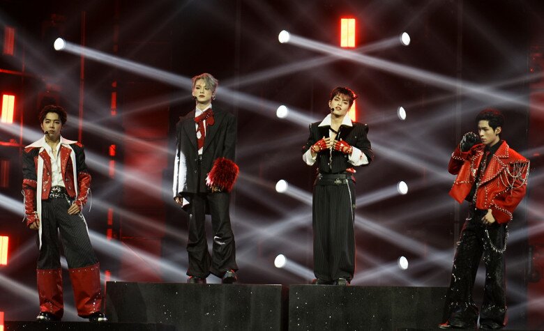 Đội trưởng buitruonglinh dẫn dắt các thành viên “đốt cháy” sân khấu Live Stage 2.