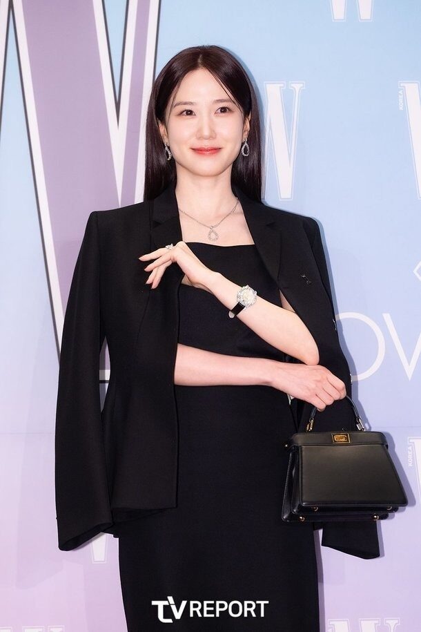 2 mỹ nhân "sống sót" giữa 100 ngôi sao "làm màu" ở tiệc quyên góp từ thiện trá hình - Ảnh 2.