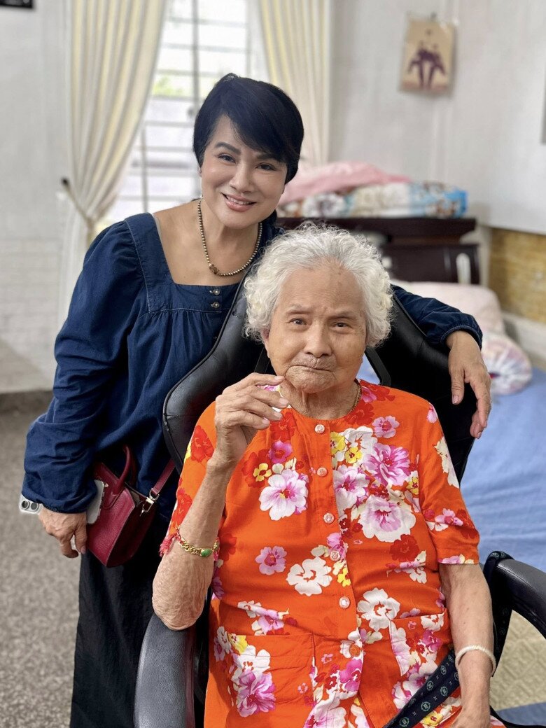 Mẹ ruột của Minh Hà hiện đã ngoài 60 tuổi, về thăm bà thông gia.
