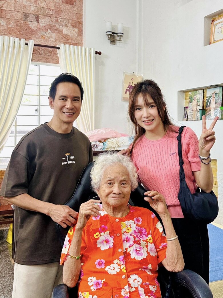 Lý Hải luôn dành thời gian về quê để ở bên mẹ ruột.