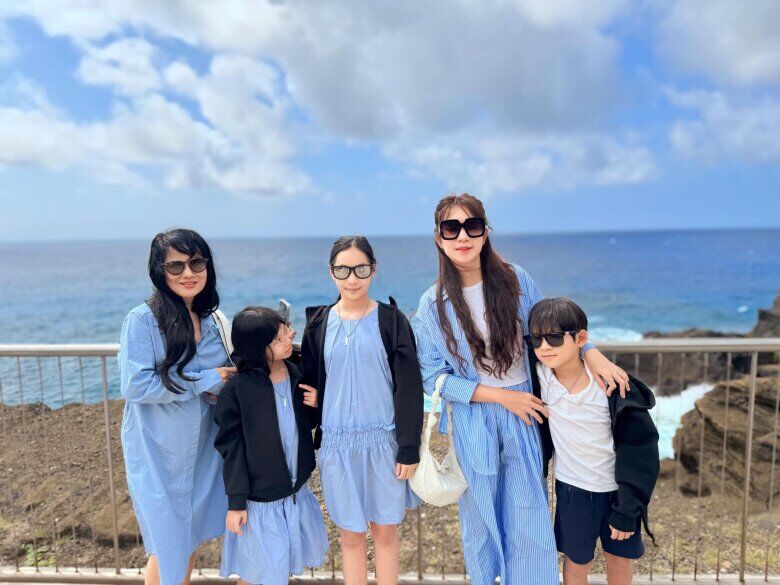 Mẹ ruột Minh Hà (ngoài cùng bên trái) thường đồng hành cùng gia đình con gái trong nhiều chuyến đi.