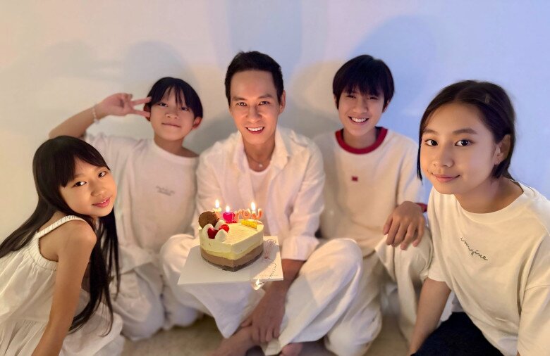 Nam đạo diễn đón sinh nhật bên 4 con đủ nếp, đủ tẻ.
