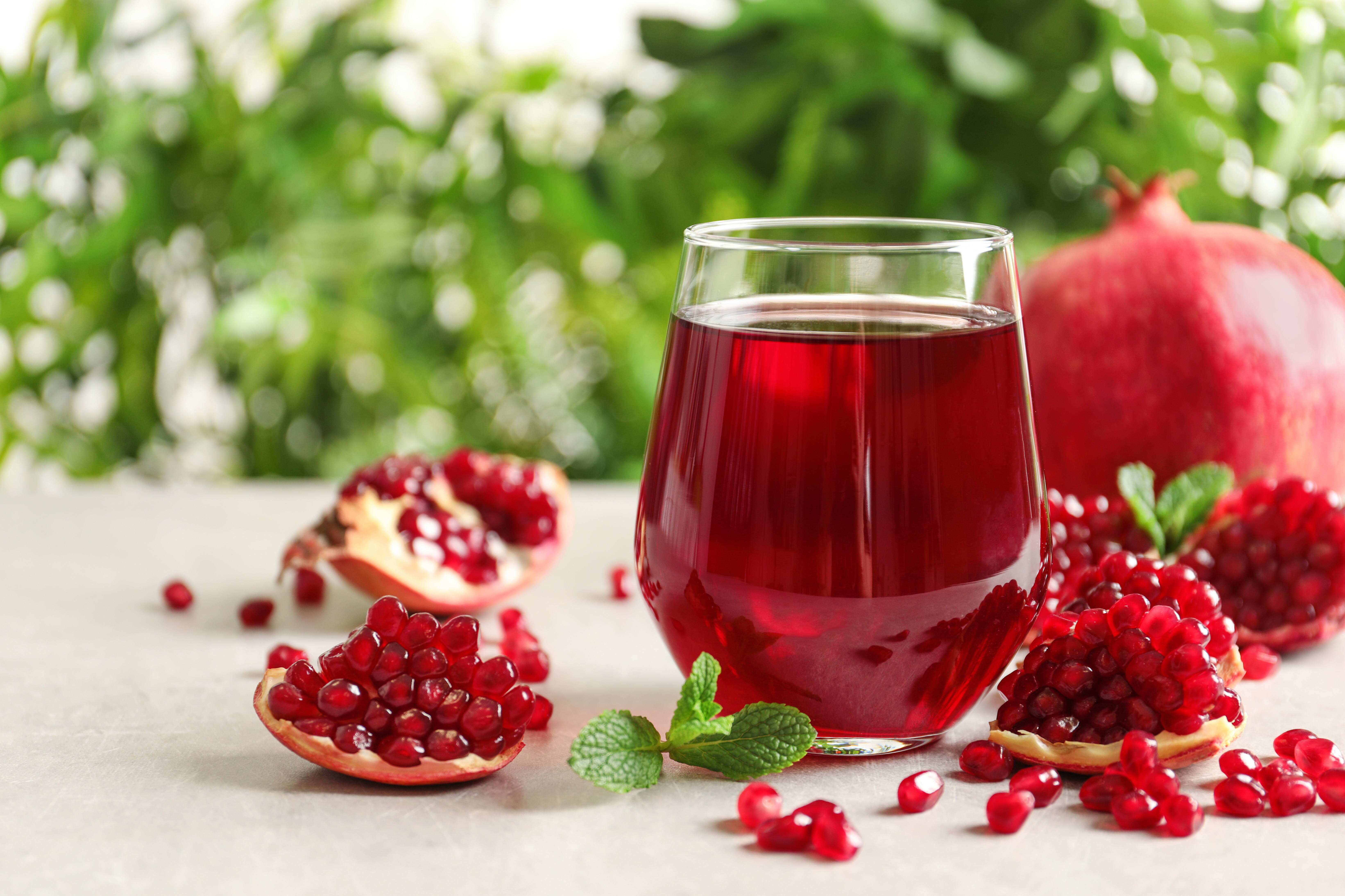 Lựu chứa nhiều polyphenol và anthocyanin giúp tái tạo tế bào, cải thiện độ đàn hồi và giữ ẩm cho da. Uống nước ép lựu thường xuyên giúp giảm nám, sáng da và duy trì vẻ hồng hào tự nhiên. Đây chính là thần dược trẻ hóa được nhiều chị em U35 yêu thích. (Ảnh minh hoạ)