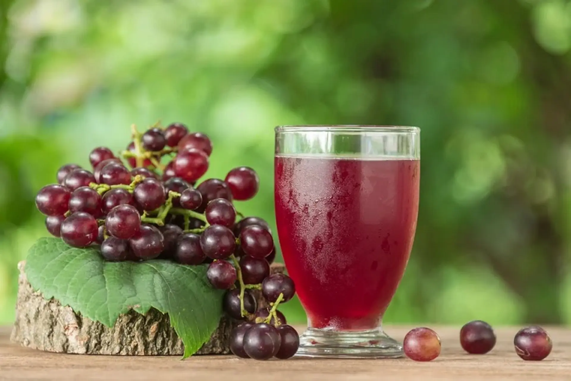 Nho - đặc biệt là nho tím chứa resveratrol giúp ngăn ngừa lão hóa, duy trì độ đàn hồi và căng bóng cho da. Ngoài ra, polyphenol trong nho còn giúp tăng tuần hoàn máu, khiến làn da hồng hào, tươi tắn và trẻ trung hơn trông thấy chỉ sau vài tuần. (Ảnh minh hoạ)