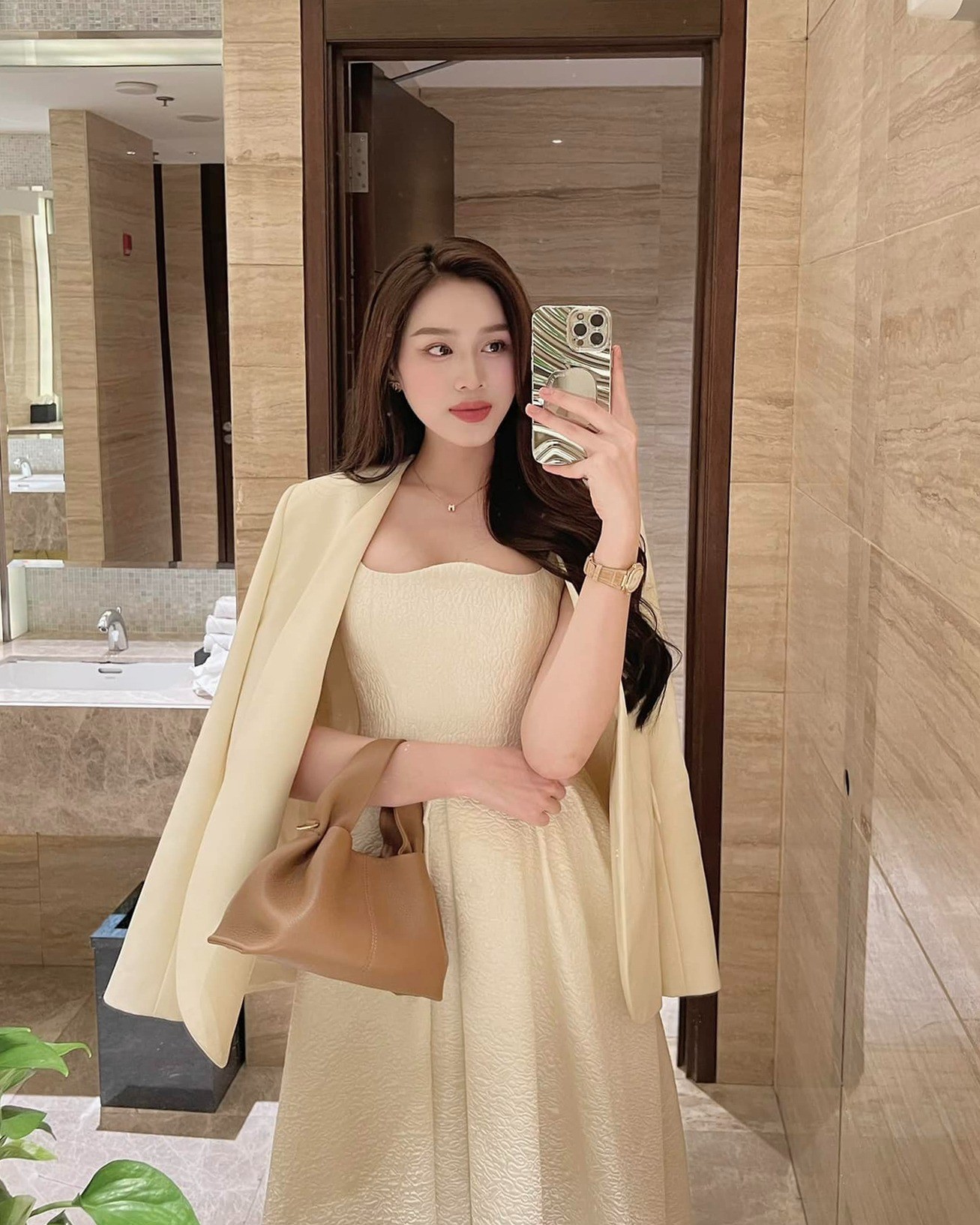 3 nàng hậu lấy thiếu gia hot nhất nhà Sen Vàng: Bí ẩn nhất là người 