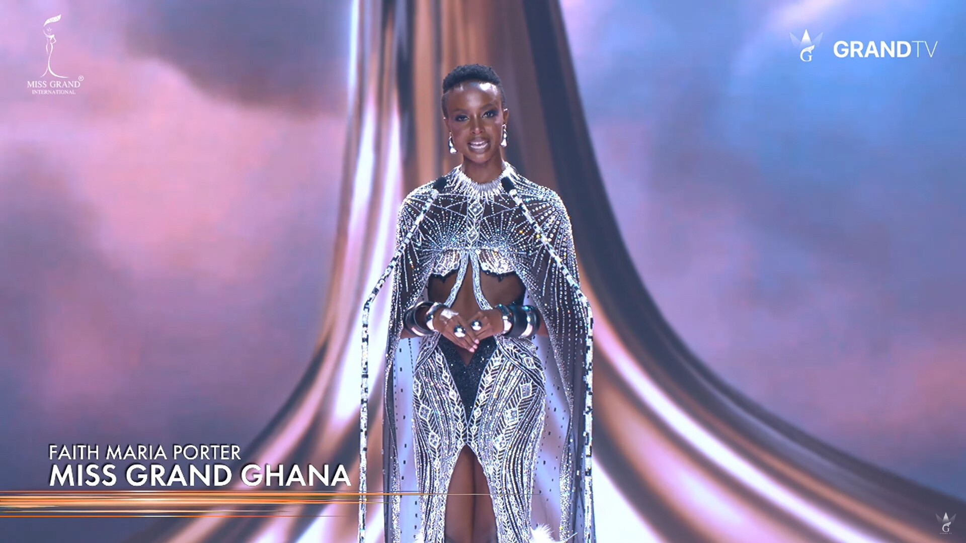 Đại diện Ghana cho biết: “Tôi biết ơn vì được là một phần của Miss Grand International, nơi luôn nỗ lực phổ cập kiến thức công nghệ cho phụ nữ. Đây là thời điểm cần áp dụng công nghệ, bởi vì từ giáo dục, chúng ta có thể ngăn ngừa những hành động nguy hiểm”.