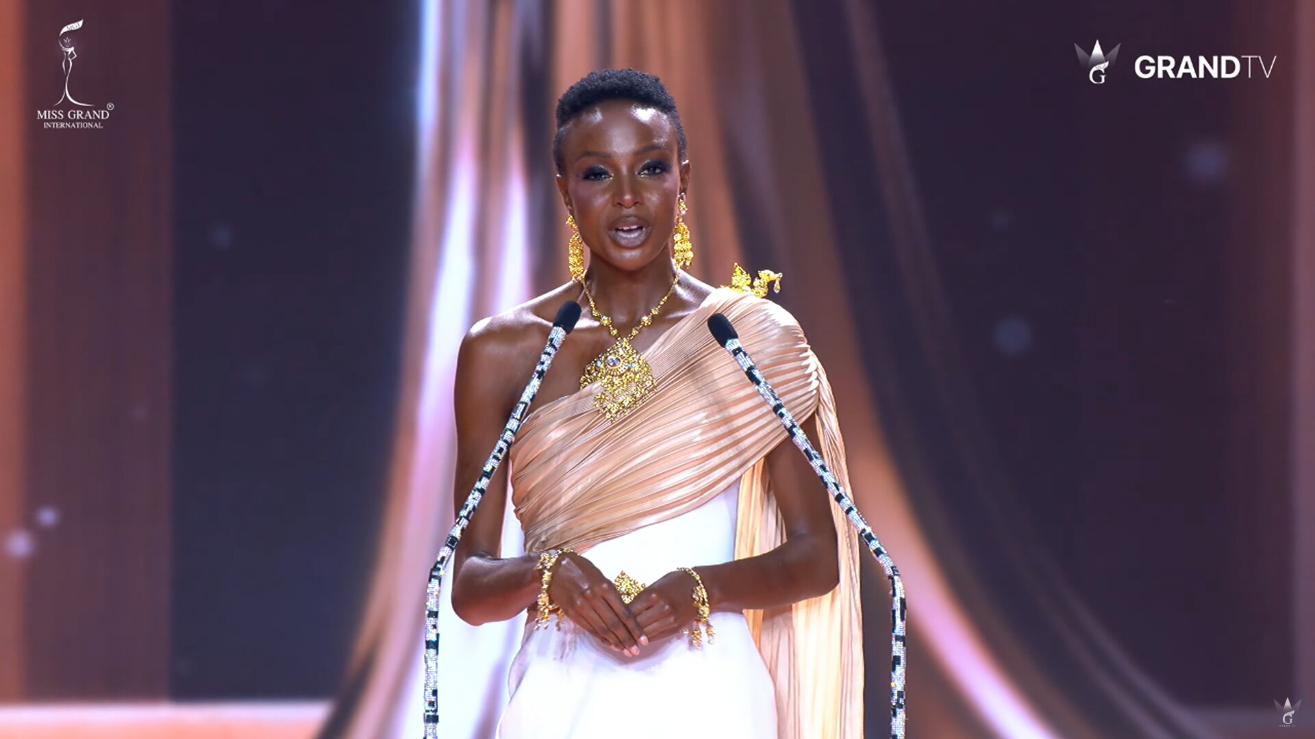 Miss Grand Ghana mở màn bằng việc hát một đoạn trong ca khúc We are the world.