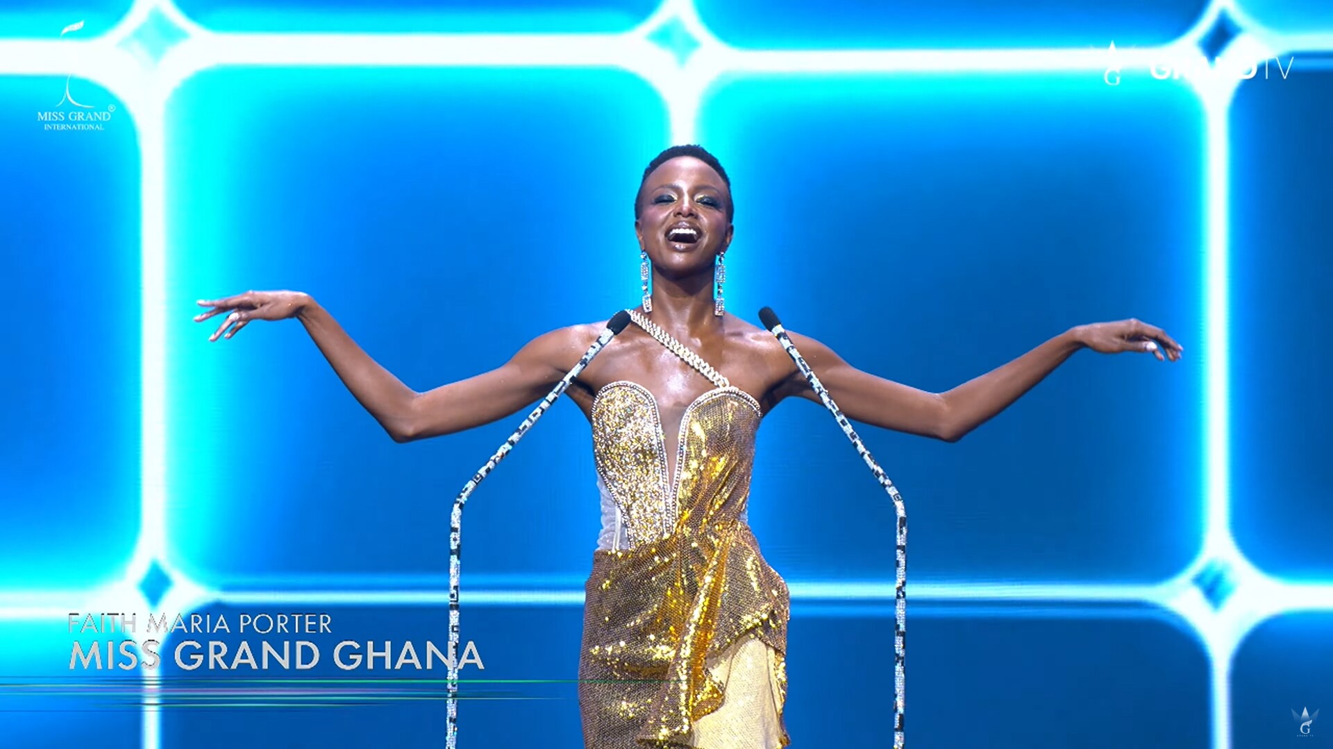 Màn hô tên đặc sản của dàn người đẹp.