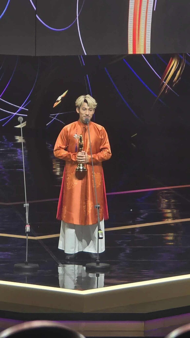 Nam diễn viên lựa chọn Việt phục như một cách thể hiện niềm tự hào dân tộc.