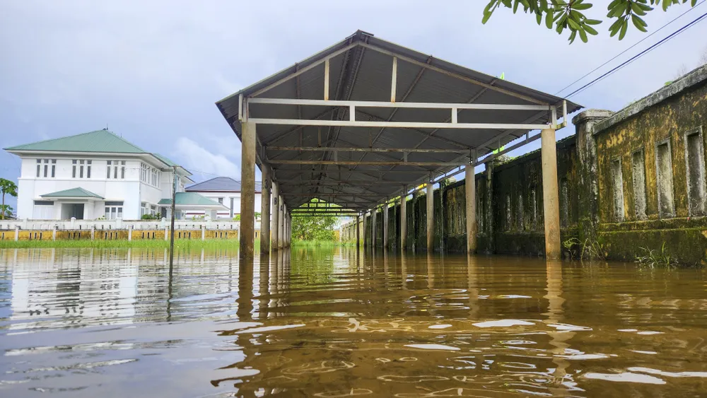 san-truong-thanh-vung-nuoc-lon-hoc-sinh-dung-ghe-bac-cau-qua-song (3).jpg