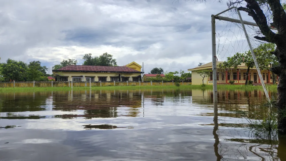 san-truong-thanh-vung-nuoc-lon-hoc-sinh-dung-ghe-bac-cau-qua-song (4).jpg