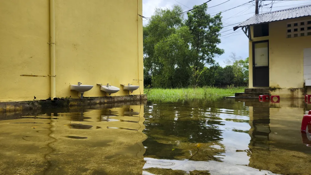 san-truong-thanh-vung-nuoc-lon-hoc-sinh-dung-ghe-bac-cau-qua-song (10).jpg