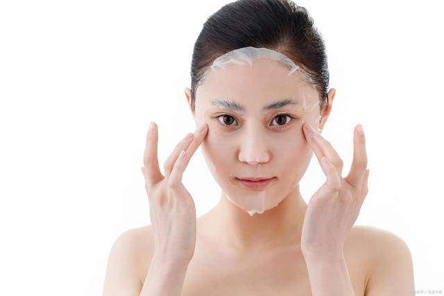 Nhờ những đường cắt tinh tế này, mặt nạ bám chặt vào da, giúp các thành phần dưỡng ẩm được hấp thụ hoàn toàn. Đây là kỹ thuật đắp mặt nạ cực hữu ích cho những ai thường gặp tình trạng mặt nạ bị trượt hoặc không khớp khuôn mặt.