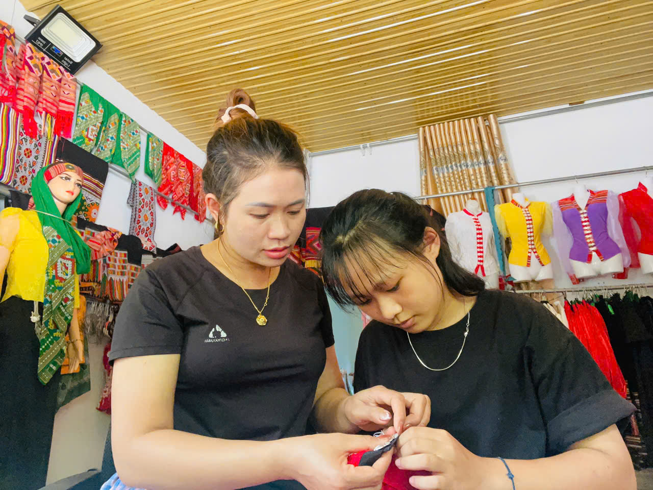 ‘Sợi chỉ’ giữ hồn trang phục người Thái đen ở bản Văng Cuộm- Ảnh 2.