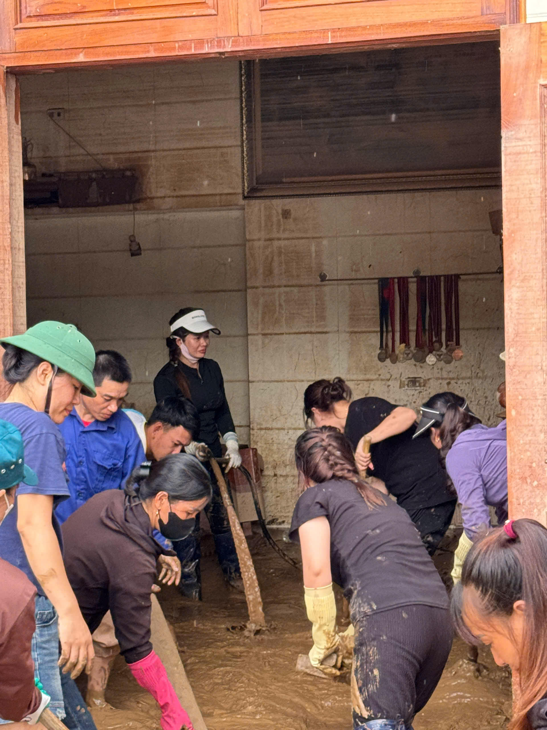 ‘Sợi chỉ’ giữ hồn trang phục người Thái đen ở bản Văng Cuộm- Ảnh 3.