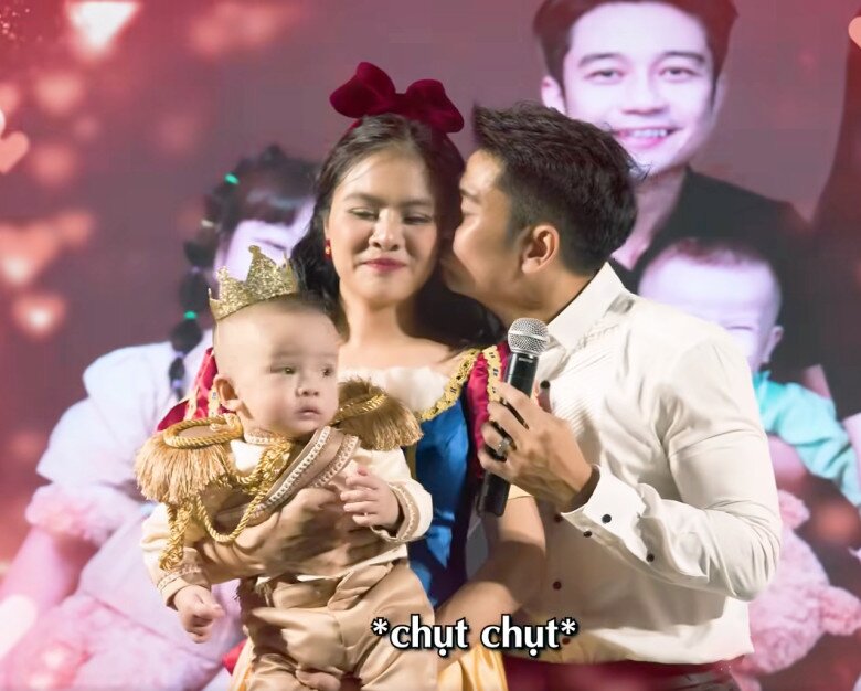 Chồng đại gia của Vân Trang tuyên bố "ngừng đẻ" sau khi có 4 con, muốn dừng lắm mà vợ vẫn sinh thêm 3 Khoảnh khắc doanh nhân Hữu Quân hôn má cảm ơn vợ.