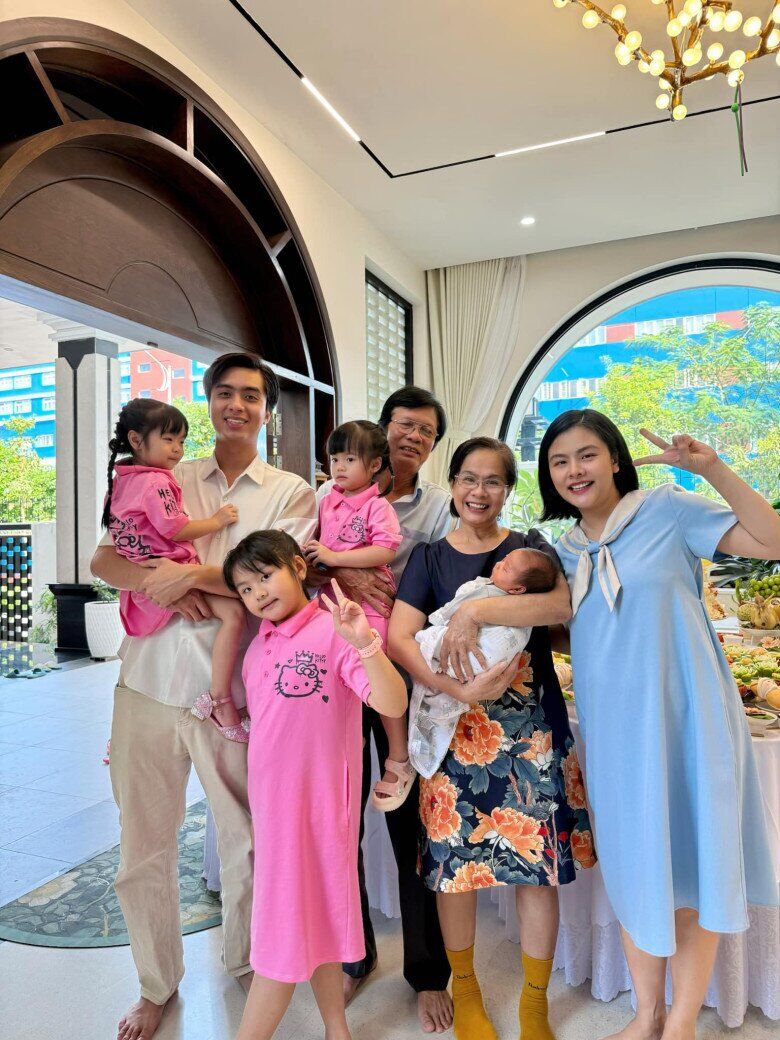 Chồng đại gia của Vân Trang tuyên bố "ngừng đẻ" sau khi có 4 con, muốn dừng lắm mà vợ vẫn sinh thêm 9 Có gia đình hỗ trợ nên quá trình chăm sóc 4 con của Vân Trang trở nên nhẹ nhàng.