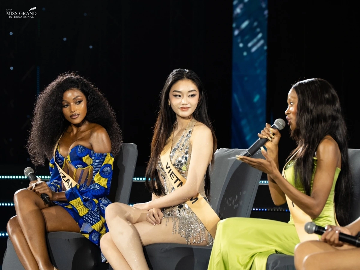 Hai lần liên tiếp đại diện Việt Nam "out top" tại Miss Grand, khép lại chuỗi thành tích khủng từng khiến giới mộ điệu nhan sắc "dậy sóng" 5 Trong buổi giao lưu với Chủ tịch Miss Grand International – ông Nawat Itsaragrisil, khi được hỏi “What is your hobby in your country?” (tạm dịch: Sở thích của bạn là gì?), cô tỏ ra lúng túng, phải nhờ thí sinh bên cạnh hỗ trợ.