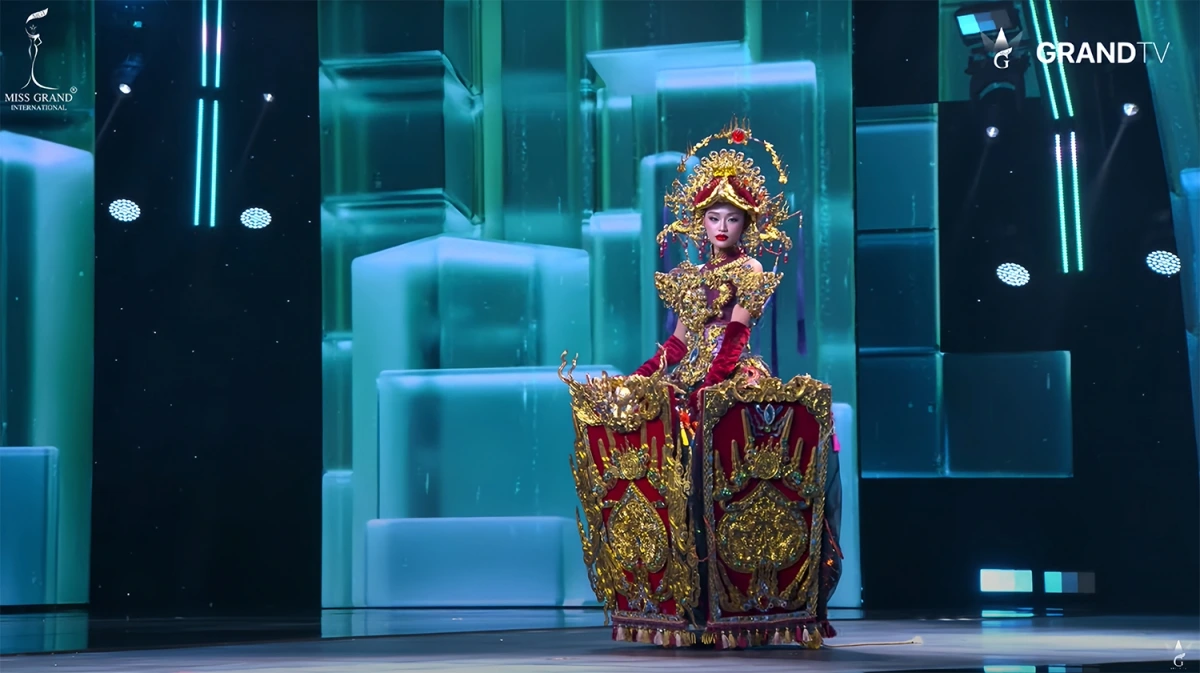 Hai lần liên tiếp đại diện Việt Nam "out top" tại Miss Grand, khép lại chuỗi thành tích khủng từng khiến giới mộ điệu nhan sắc "dậy sóng" 9 Phần thể hiện trang phục dân tộc của cô cũng thu hút sự chú ý trên mạng xã hội.