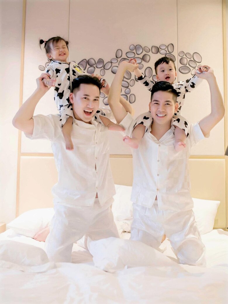 2 con chung của cặp đôi chào đời tại Thái Lan.