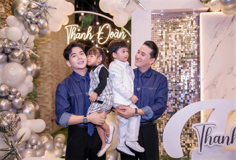 Cặp đôi được khen ngợi nuôi con khéo léo.