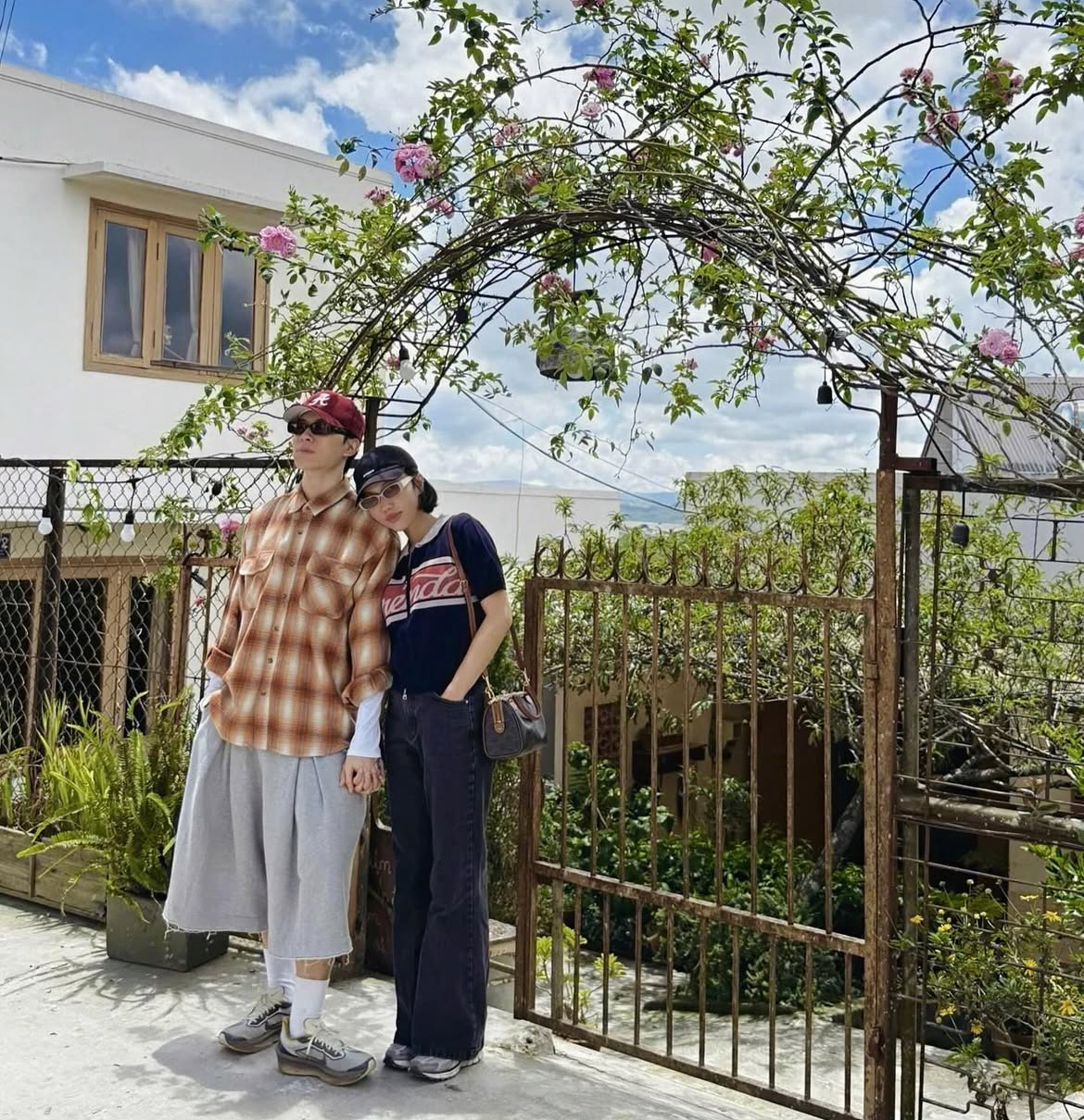 HOT: Rầm rộ ảnh Diệu Nhi - Anh Tú bế 2 con đi chơi- Ảnh 2.