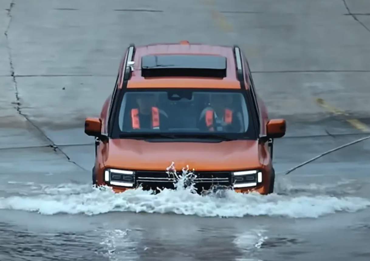 Chỉ có thể là Trung Quốc: Vừa ra mắt ô tô có khả năng lội nước chưa từng có, băng qua sông sâu với dòng chảy 5-10km/h, nhận ngay 10.000 đơn đặt hàng- Ảnh 1.