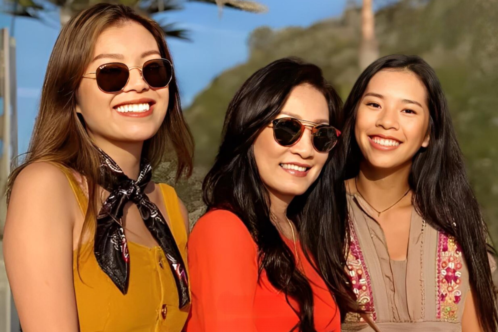 Hồng Đào có 2 con gái là Vicky Phương Vân và Sophia Minh Châu.