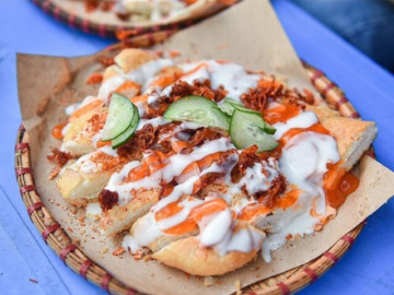 Món gì ngon ở phố ăn vặt Chùa Láng? Thiên đường ẩm thực giá rất sinh viên, chỉ vài chục nghìn là no bụng