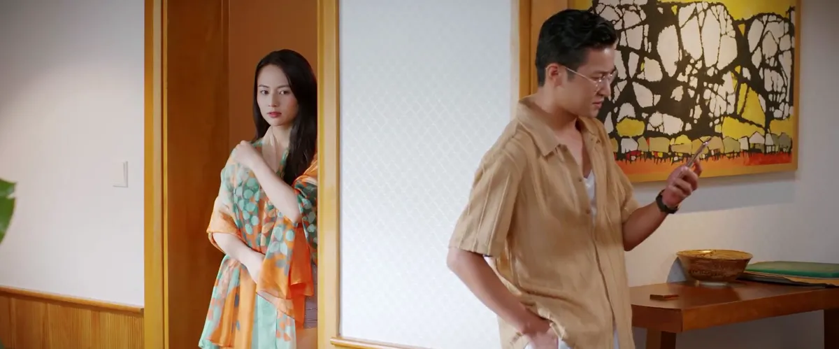 Ngân tình cờ nghe được cuộc trò chuyện qua điện thoại của Đại với vợ anh ta.