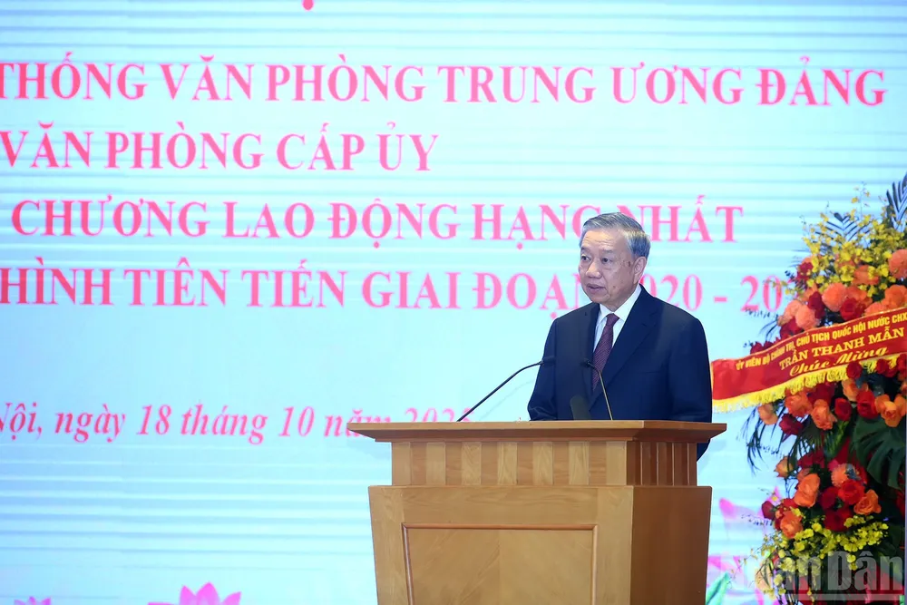 Tổng Bí thư nhấn mạnh bước vào kỷ nguyên số, xã hội số, kinh tế số, đòi hỏi hệ thống văn phòng cấp ủy chuyển từ “quy trình thủ công” sang “quy trình số”, từ “thói quen xử lý sự vụ” sang “quản trị theo kết quả”... Ảnh: NHÂN DÂN Cán bộ Văn phòng Trung ương Đảng nhiều đêm không ngủ, có những lúc 'chạy nước rút' trước 'giờ G' tổng bí thư