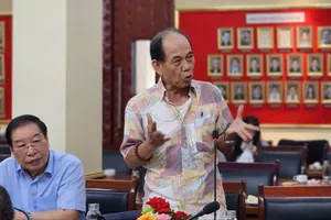 'Viên chức đi làm thêm vì đồng lương quá thấp'