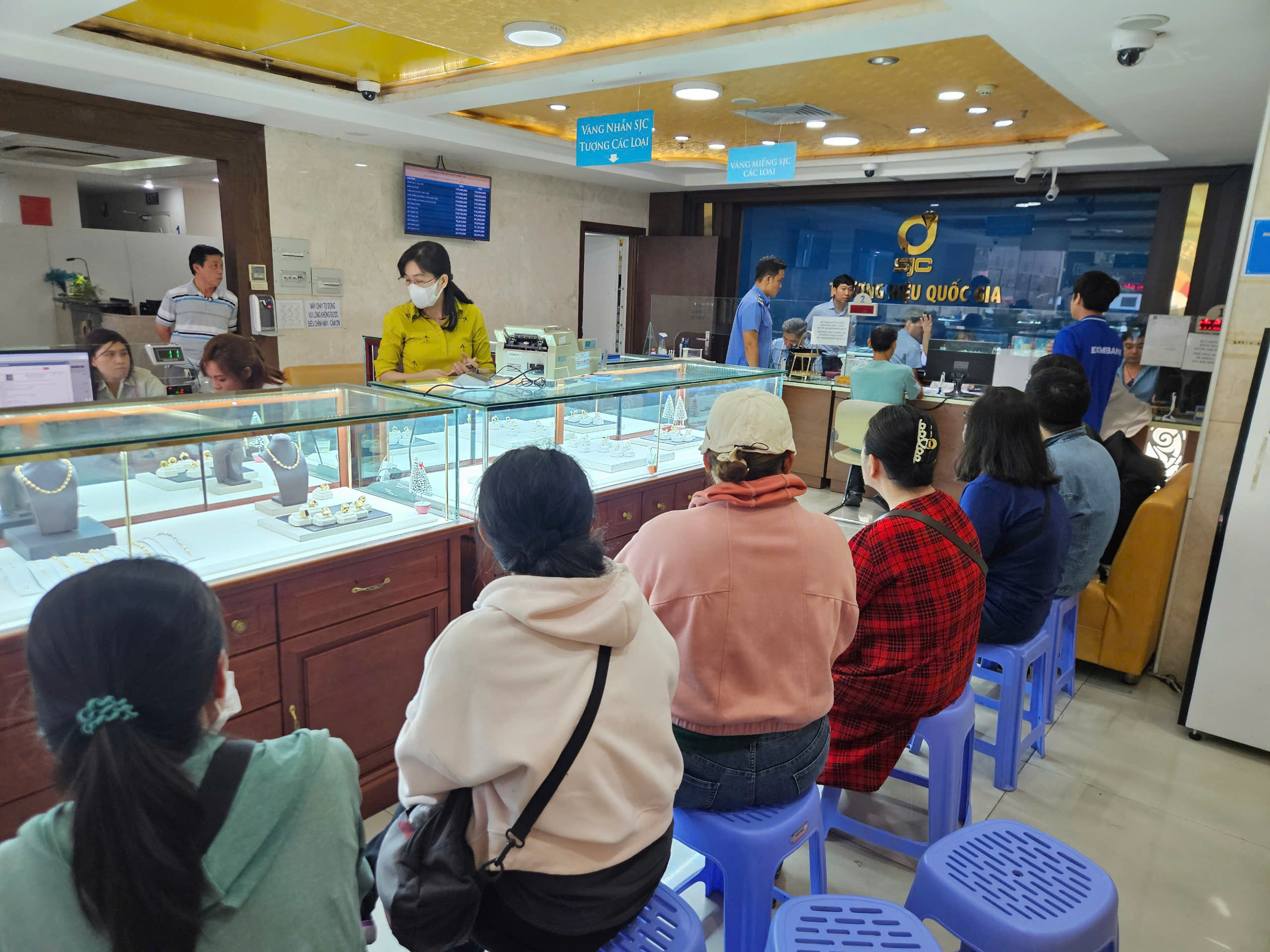 Giá vàng vượt 120 triệu đồng/lượng, nhiều người bán ra chốt lời- Ảnh 3.