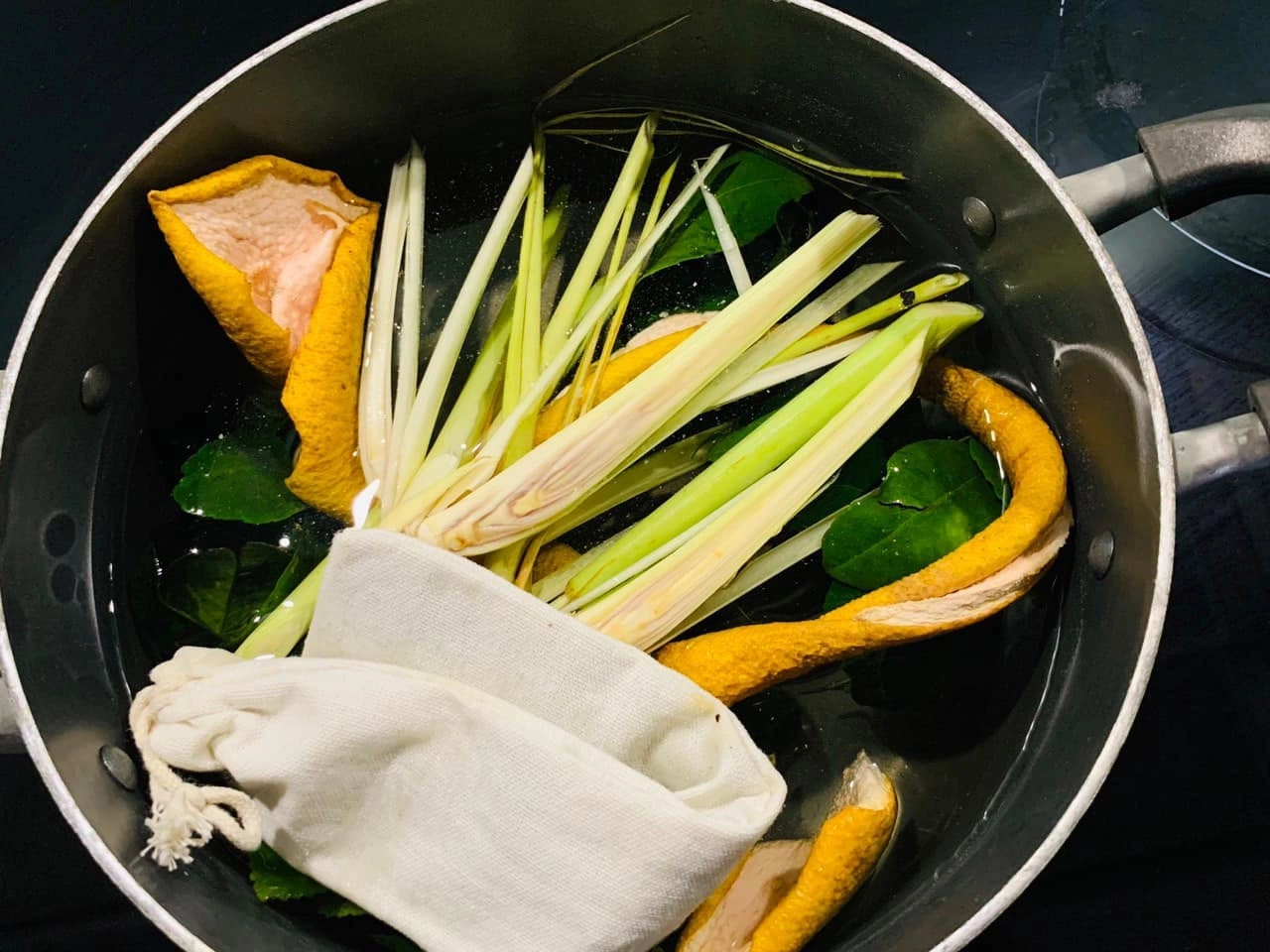 Hai Hoa hậu Việt sở hữu mái tóc đen bóng, mượt như suối nhờ thứ nước rẻ bèo, ai cũng có thể làm được 5 Bồ kết giàu saponin và flavonoid, có khả năng làm sạch da đầu, trị gàu và kích thích mọc tóc. Nước gội từ bồ kết giúp tóc mềm, chắc khỏe và đen bóng tự nhiên. Kết hợp cùng lá hương nhu và sả, công thức này đã giúp mái tóc của Hoa hậu Ngọc Hân giảm rụng rõ rệt, trở nên chắc khỏe và bóng mượt tự nhiên.