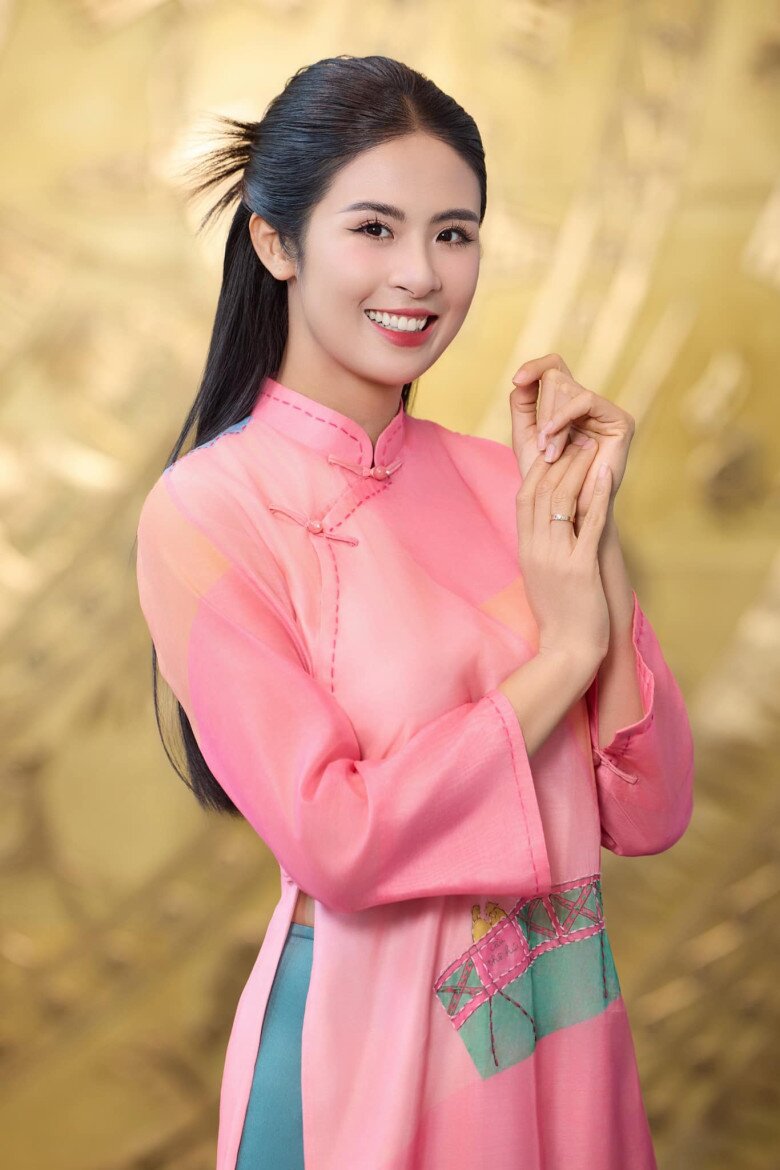 Hai Hoa hậu Việt sở hữu mái tóc đen bóng, mượt như suối nhờ thứ nước rẻ bèo, ai cũng có thể làm được 6 Hoa hậu Ngọc Hân sở hữu mái tóc đen óng ả, suôn mượt tự nhiên và dày khỏe chuẩn nét đẹp Á Đông. Mỗi khi xuất hiện, mái tóc của cô luôn toát lên sự mềm mại, nữ tính và sang trọng. Bí quyết nằm ở lối sống lành mạnh cùng thói quen chăm tóc kiên trì, thuần tự nhiên.