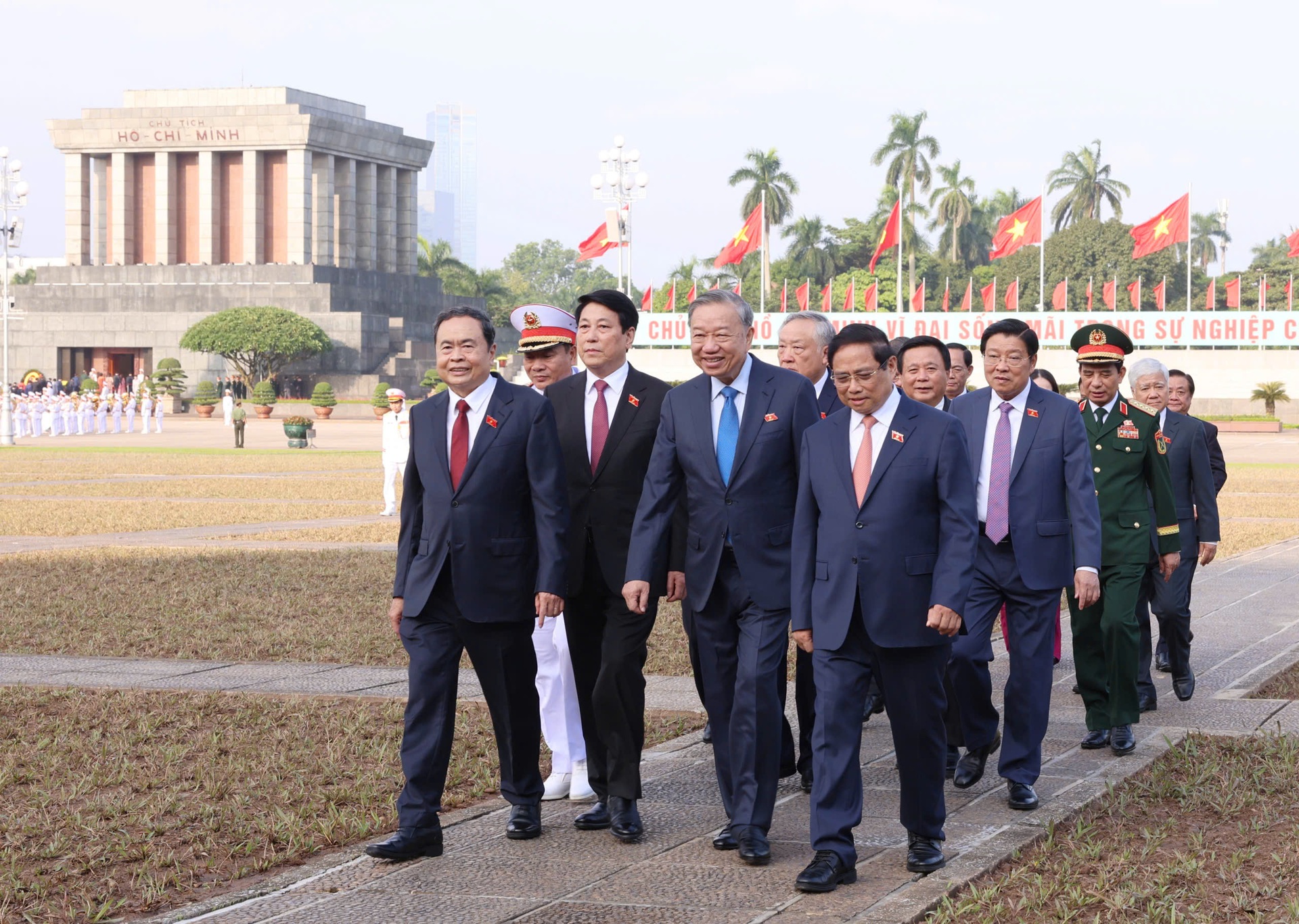 Lãnh đạo Đảng, Nhà nước và đại biểu Quốc hội vào Lăng viếng Bác - 2