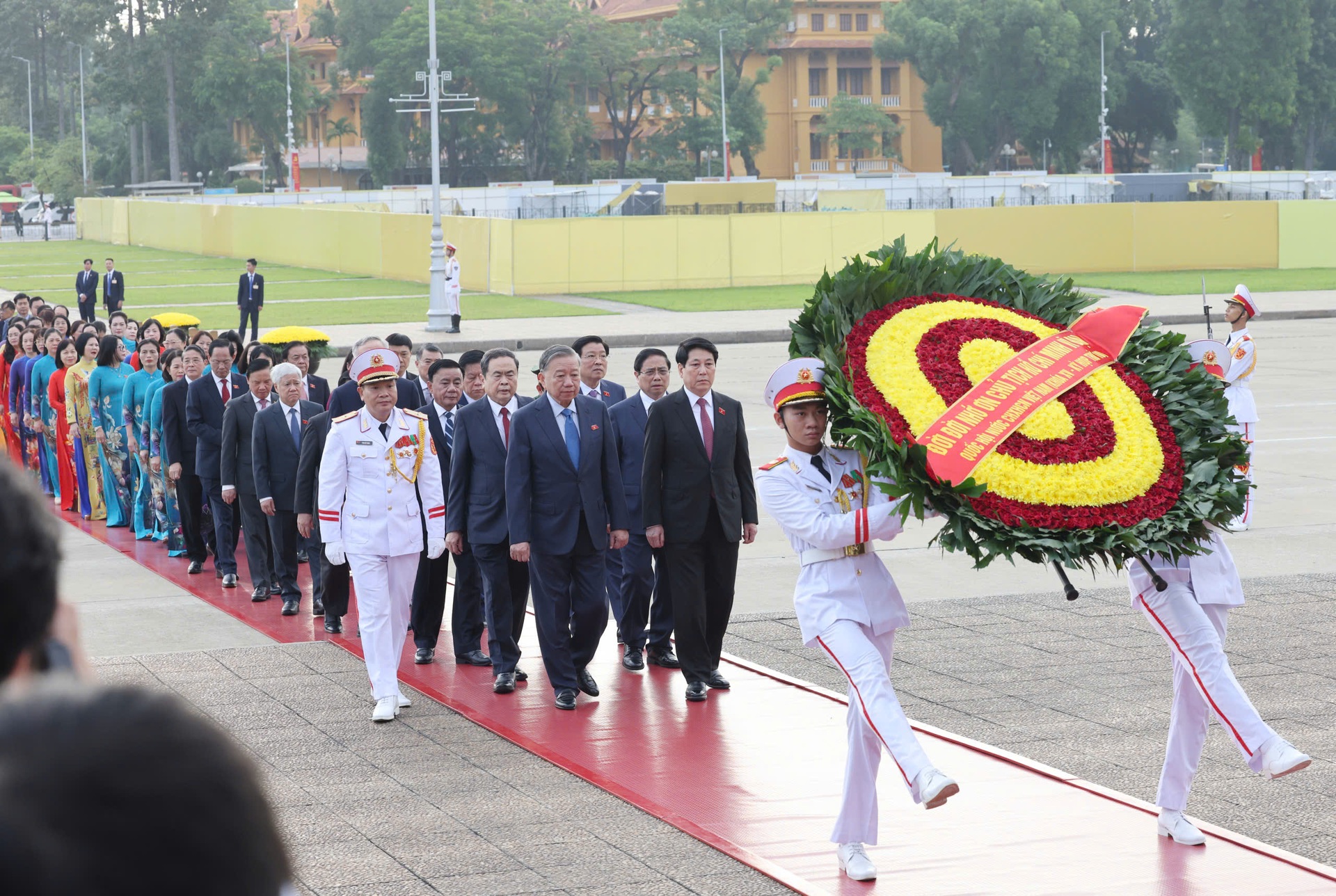 Lãnh đạo Đảng, Nhà nước và đại biểu Quốc hội vào Lăng viếng Bác - 4